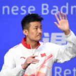 Chen Long thanks the fans at the retirement ceremony. (Photo: Weibo)