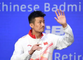 Chen Long thanks the fans at the retirement ceremony. (Photo: Weibo)