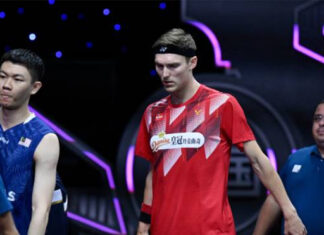 Lee Zii Jia and Viktor Axelsen left the court after Axelsen suffered a hamstring injury which forced him to retire from the men's singles match in the 2023 Sudirman Cup quarter-final. (photo: AFP)