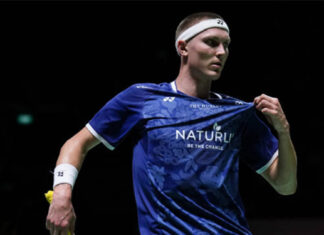 Viktor Axelsen shows his dominance on the badminton court in the 2023 Indonesia Open first round. (photo: Shi Tang/Getty Images)