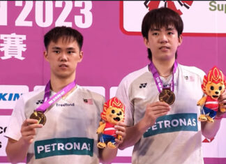 Man Wei Chong/Tee Kai Wun posed for a picture during the Taipei Open Awards ceremony, commemorating their remarkable achievement.