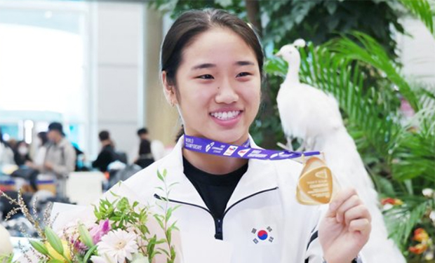 An Se Young returns to Korea with her World Championships gold medal. (photo: Yanhap) An Se Young returns to Korea with her World Championships gold medal. (photo: Yanhap)