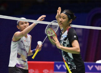 An Se Young greets Tai Tzu Ying after the 2023 China Open semi-finals. (photo: Shi Tang/Getty Images)