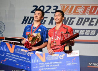 Jonatan Christie poses with Kenta Nishimoto at the 2023 awards ceremony. (photo: Eurasia/Getty Images)