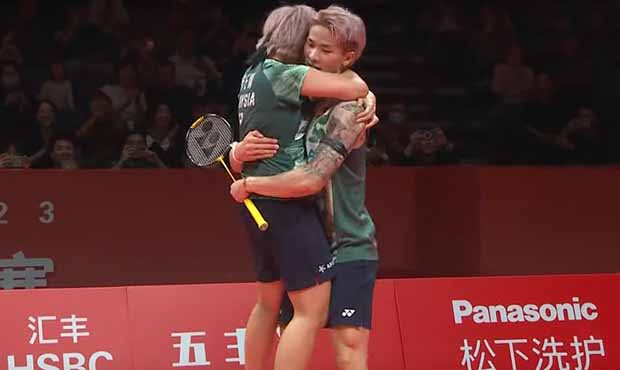Chen Tang Jie/Toh Ee Wei put up a strong smashing game to beat Yuta Watanabe/Arisa Higashino in the second Group A match of the 2023 BWF World Tour Finals. (photo: BWF)