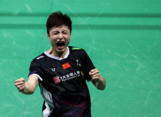 Shi Yuqi celebrates after beating Viktor Axelsen in the 2024 Malaysia Open semi-finals. (photo: Shi Tang/Getty Images)