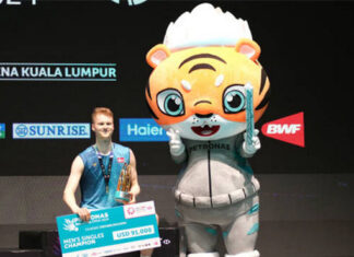 Anders Antonsen celebrates after winning the 2024 Malaysia Open. (photo: How Foo Yeen/Getty Images)