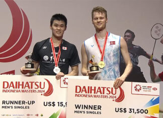 Anders Antonsen (R) and Brian Yang pose for pictures during the award ceremony. (photo: BWF)