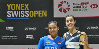 Carolina Marin shares the stage with Gregoria Mariska Tunjung at the 2024 Swiss Open awards ceremony. (photo: BWF)