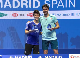 Loh Kean Yew poses with Toma Junior Popov during the 2024 Spain Masters award ceremony. (Photo: BWF)