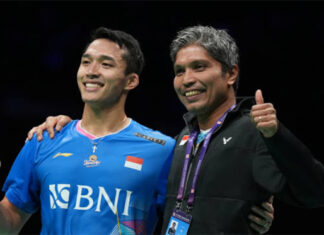 Jonatan Christie poses with his coach Irwansyah after winning the 2024 BAC. (Photo: Fred Lee/Getty Images)
