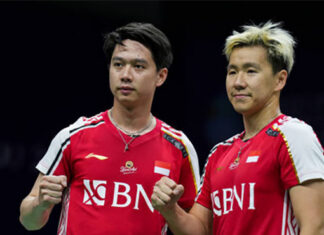 Kevin Sanjaya Sukamuljo (left) and Marcus Fernaldi Gideon officially bid farewell to their professional badminton careers. (photo: AFP)