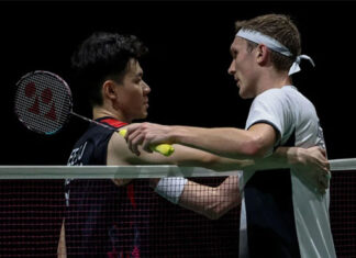 Viktor Axelsen (R) greets Lee Zii Jia after the final on Sunday. (Photo: Bernama)