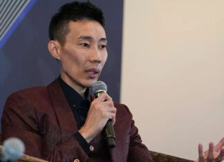 Lee Chong Wei shares his experience and wisdom with Malaysian badminton players. (photo: Bernama)