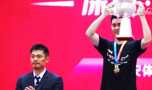 Lin Dan presents the Lin Dan Cup trophy to Cheam June Wei. (Photo: CCTV)