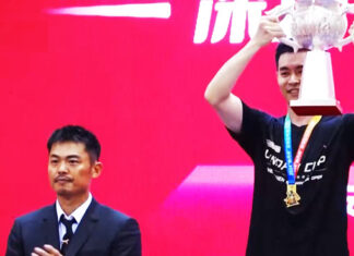 Lin Dan presents the Lin Dan Cup trophy to Cheam June Wei. (Photo: CCTV)
