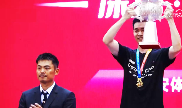 Lin Dan presents the Lin Dan Cup trophy to Cheam June Wei. (Photo: CCTV) Lin Dan presents the Lin Dan Cup trophy to Cheam June Wei. (Photo: CCTV)