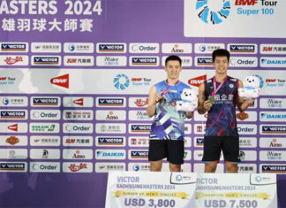 Lee Chia Hao and Cheam June Wei pose for pictures at the awards ceremony. (Photo: Badminton Taiwan)