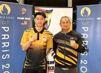 Lee Zii Jia and Wong Tat Meng pose for a picture in KLIA before departing for the Paris Olympics. (Photo: Bernama)