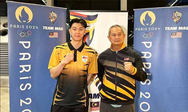 Lee Zii Jia and Wong Tat Meng pose for a picture in KLIA before departing for the Paris Olympics. (Photo: Bernama) Lee Zii Jia and Wong Tat Meng pose for a picture in KLIA before departing for the Paris Olympics. (Photo: Bernama)