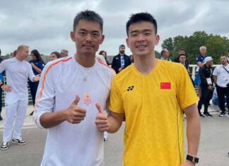 Lin Dan takes pictures with Zheng Siwei in the Olympic Village. (Photo: Lin Dan's Facebook)