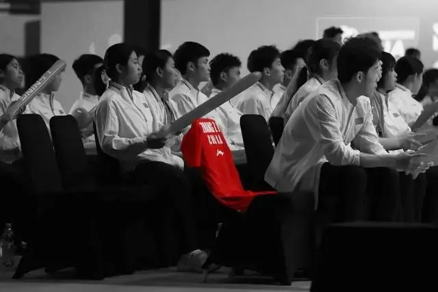 In the final, a chair with Zhang's jersey was placed alongside other players from Team China, symbolizing his presence and contribution to their victory. (photo: Internet)