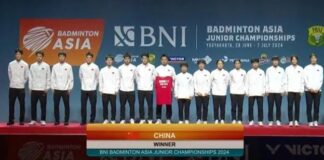 During the award ceremony, players from Team China brought Zhang Zhijie's jersey onto the podium. (photo: Internet)
