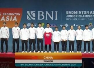 During the award ceremony, players from Team China brought Zhang Zhijie's jersey onto the podium. (photo: Internet)