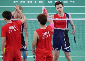 Liang Weikeng/Wang Chang greet Aaron Chia/Soh Wooi Yik after their Group A match. (Photo: AFP)