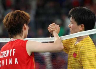 He Bingjiao (R) greets Chen Yufei after the quarterfinal match. (Photo: Reuters)