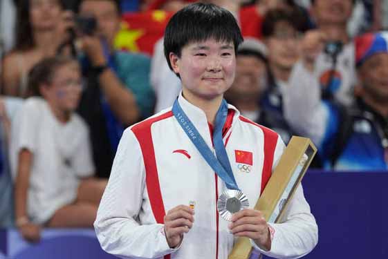 He Bingjiao holding the Spanish flag badge on the podium symbolized "bringing Marin" to the award ceremony. (Photo: AFP)