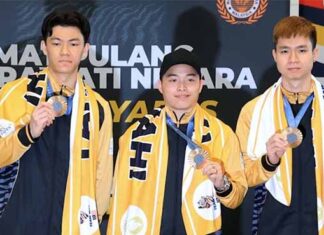 Malaysia's Olympic medalists Lee Zii Jia, Aaron Chia, and Soh Wooi Yik were greeted with a hero's welcome upon their return to Malaysia. (Photo: Bernama)