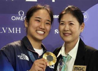 An Se-young meets with the Atlanta 1996 women's singles singles gold medalist Bang Soo-hyun who was the last Korean women's singles to win an Olympic gold medal. (Photo: Olympic IG)