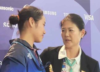Bae Soo-hyun congratulates An Se-young after An wins the 2024 Paris Olympics gold. (Photo: Yonhap)