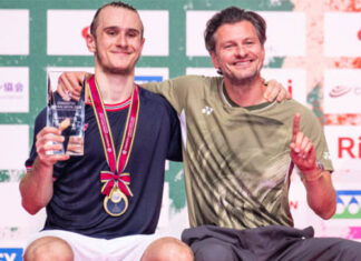 Alex Lanier poses with his coach at the awards ceremony. (Photo: AFP)