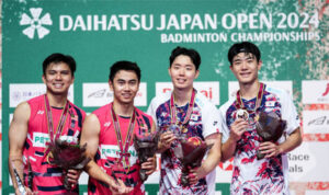 Nur Izzuddin/Goh Sze Fei pose with Seo Seung Jae/Kang Min Hyuk (L-R) at the 2024 Japan Open awards ceremony. (Photo: Shi Tang/Getty Images)