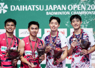 Nur Izzuddin/Goh Sze Fei pose with Seo Seung Jae/Kang Min Hyuk (L-R) at the 2024 Japan Open awards ceremony. (Photo: Shi Tang/Getty Images)