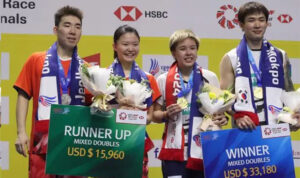 Guo Xin Wa, Li Qian, Toh Ee Wei, and Chen Tang Jie (L - R) pose for pictures during the awards ceremony. (Photo: Xinhua)