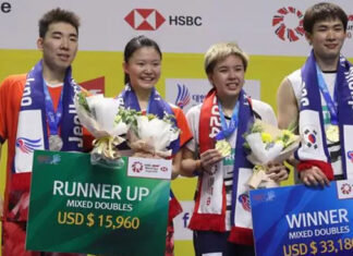 Guo Xin Wa, Li Qian, Toh Ee Wei, and Chen Tang Jie (L - R) pose for pictures during the awards ceremony. (Photo: Xinhua)