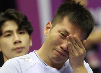 Lee Yang sheds tears during the emotional retirement ceremony. (Photo: LTN)