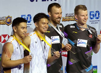 Nur Izzuddin/Goh Sze Fei and Kim Astrup/Anders Skaarup Rasmussen pose for pictures at the Arctic Open awards ceremony. (Photo: BWF)
