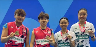 Aaron Tai (second from left)-Kang Khai Xing (left) and Dania Sofea Zaidi (second from right)-Low Zi Yu pose with their boys’ doubles gold medals and girls’ doubles silver medals at the World Junior Championships in Nanchang yesterday. (Photo: BAM)