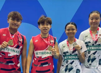 Aaron Tai (second from left)-Kang Khai Xing (left) and Dania Sofea Zaidi (second from right)-Low Zi Yu pose with their boys’ doubles gold medals and girls’ doubles silver medals at the World Junior Championships in Nanchang yesterday. (Photo: BAM)