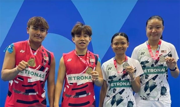 Aaron Tai (second from left)-Kang Khai Xing (left) and Dania Sofea Zaidi (second from right)-Low Zi Yu pose with their boys’ doubles gold medals and girls’ doubles silver medals at the World Junior Championships in Nanchang yesterday. (Photo: BAM) Aaron Tai (second from left)-Kang Khai Xing (left) and Dania Sofea Zaidi (second from right)-Low Zi Yu pose with their boys’ doubles gold medals and girls’ doubles silver medals at the World Junior Championships in Nanchang yesterday. (Photo: BAM)