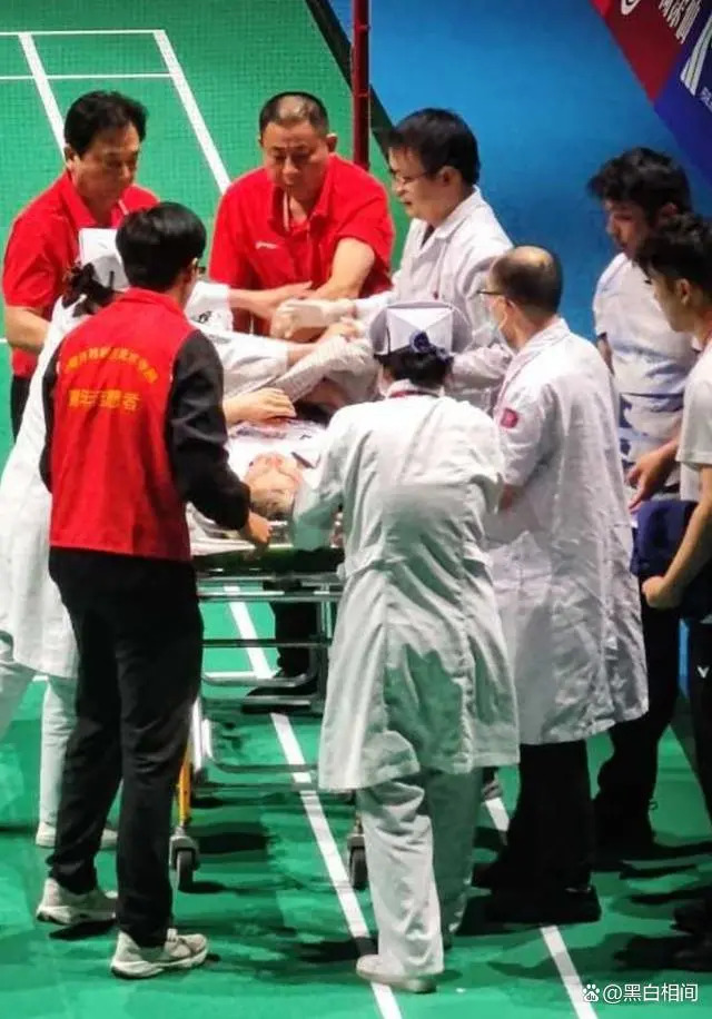 The shocking moment shi yuqi collapsed on court and was carried off on a stretcher. (Photo: Jimu News)