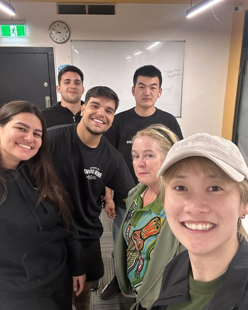 Chen Yufei takes pictures with friends from Australia. (Photo: Chen Yufei's IG)