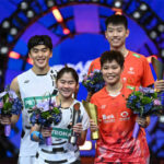 Hoo Pang Ron/Cheng Su Yin and Huang Dong Ping/Feng Yan Zhe pose for pictures at the award ceremony. (Photo: BWF)