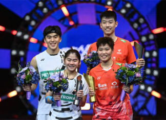 Hoo Pang Ron/Cheng Su Yin and Huang Dong Ping/Feng Yan Zhe pose for pictures at the award ceremony. (Photo: BWF)