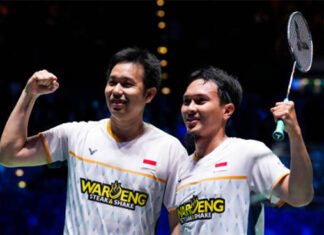 Wishing Hendra Setiawan (left) all the best in his retirement from badminton. (Photo: Shi Tang/Getty Images)