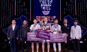 Anders Antonsen poses with the winners and Lin Dan during the award ceremony. (Photo: King Cup)